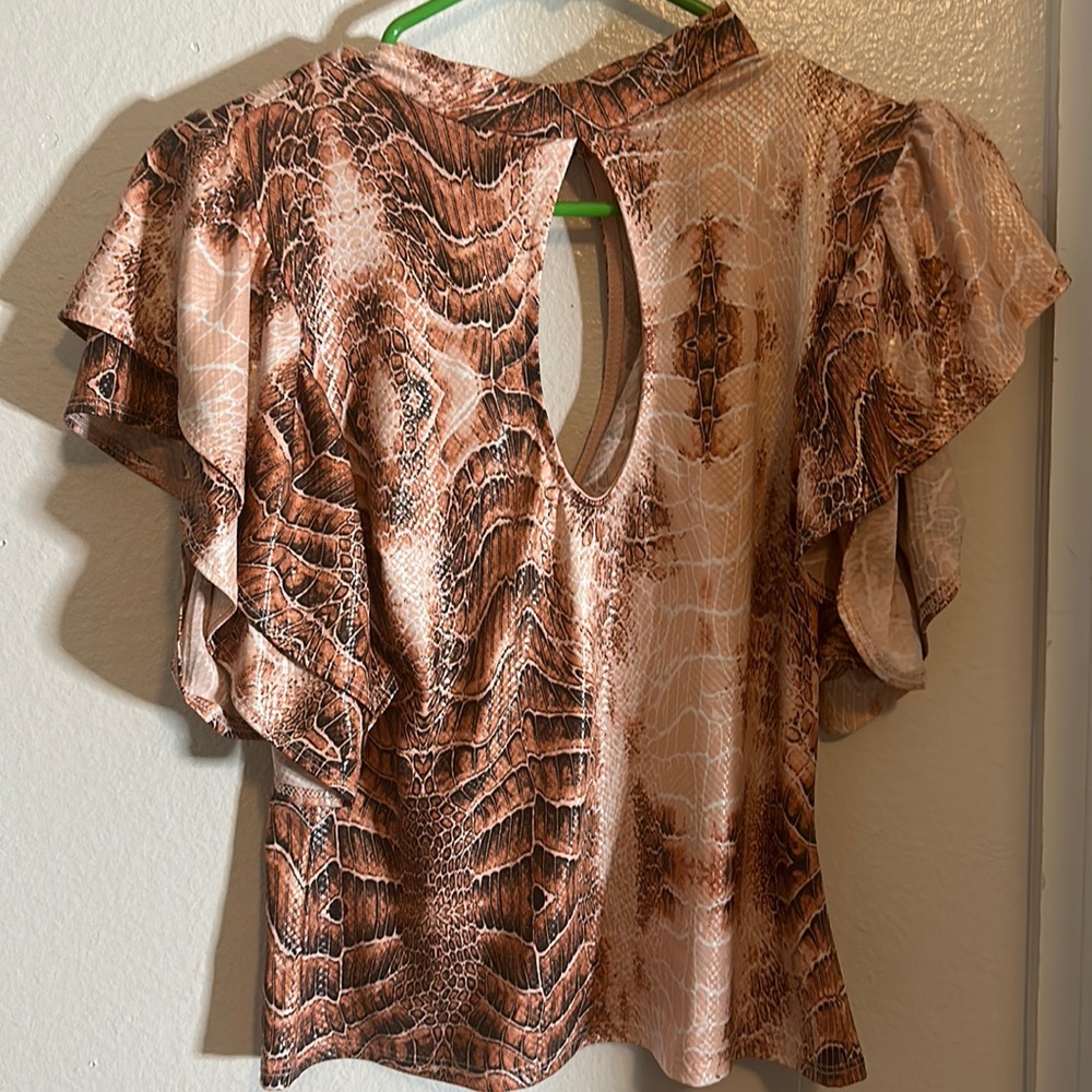 Crop top shirt. Alligator print